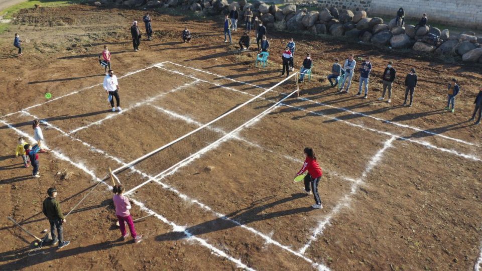 Bakan Kasapoğlu’ndan Viranşehirli köylülere tenis kortu sözü