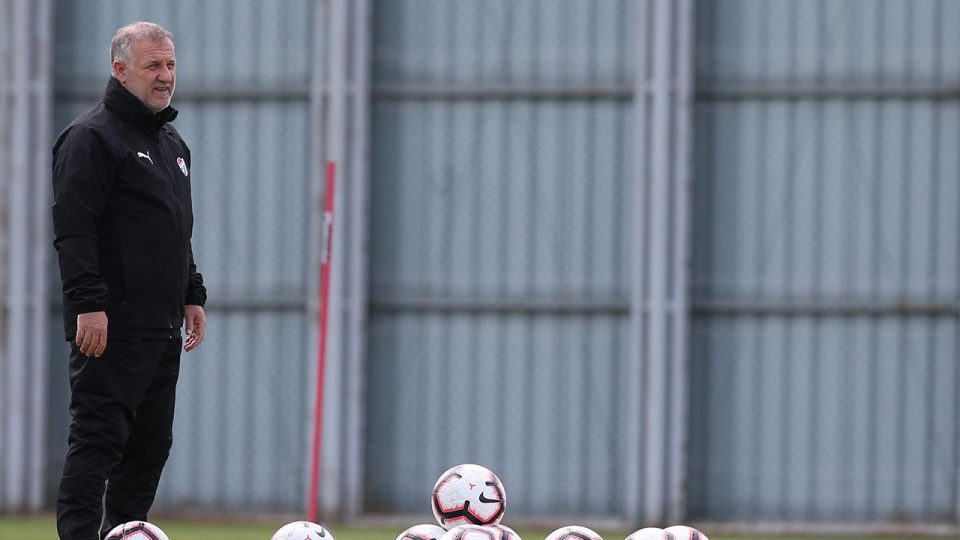 Erzurumspor teknik direktör Mesut Bakkal ile anlaştı