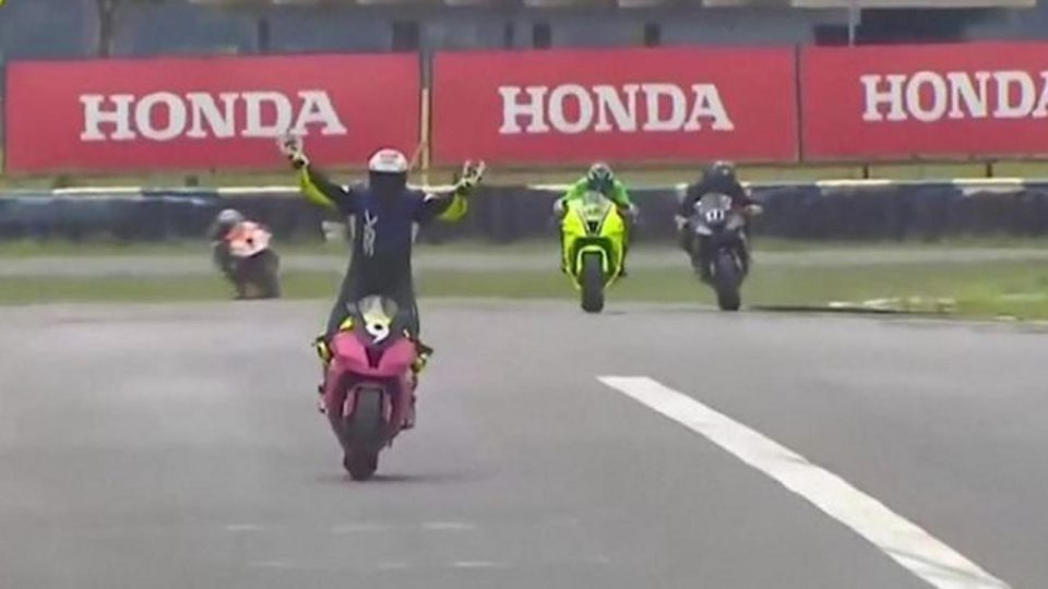 Kutlamalara erken başlayan motosikletçi yarışı 3. sırada tamamladı