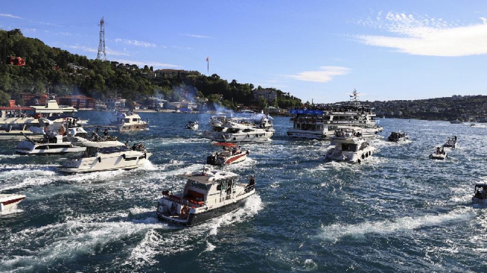 Kara Kartal şampiyonluğu kutluyor