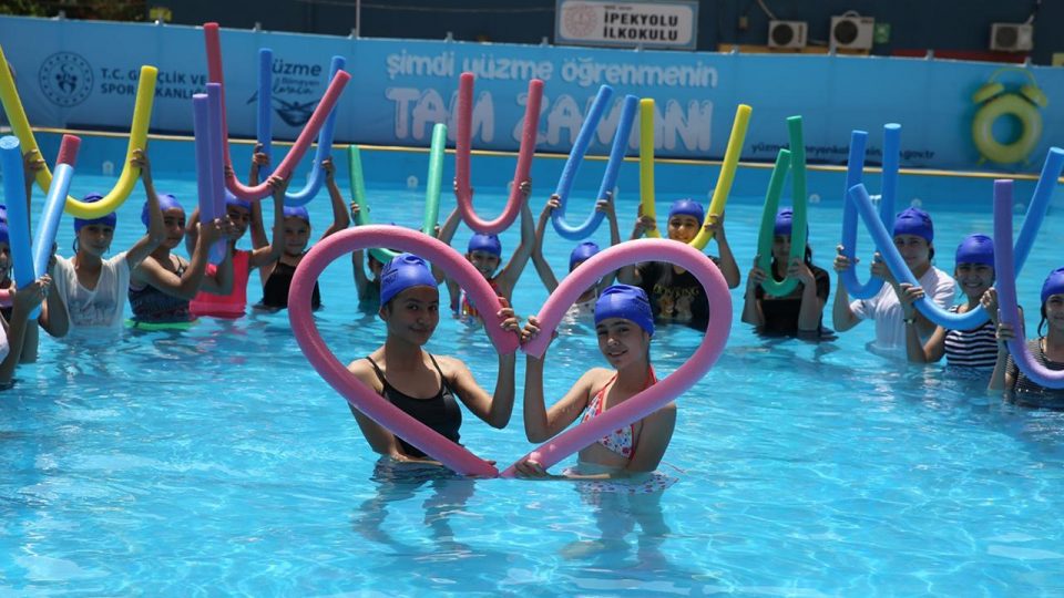 Güneydoğu’da çocuklar yüzme kurslarında güvenle kulaç atıyor