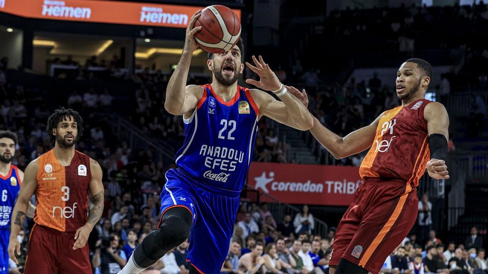 Anadolu Efes finalde Fenerbahçe Beko’ya rakip oldu