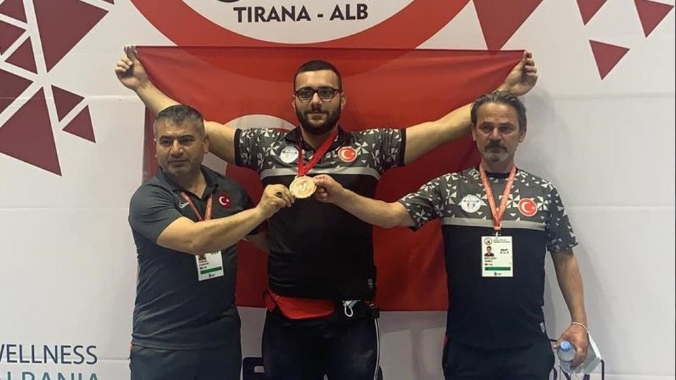 Milli halterci Onur Demirci silkmede Avrupa üçüncüsü oldu