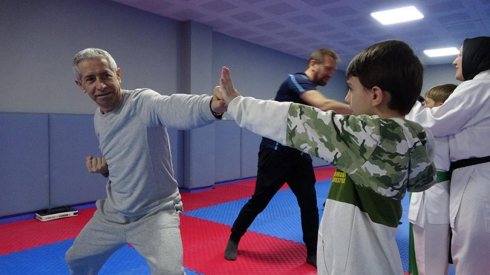 Çocuklar aileleriyle birlikte ‘karateci’ oldu